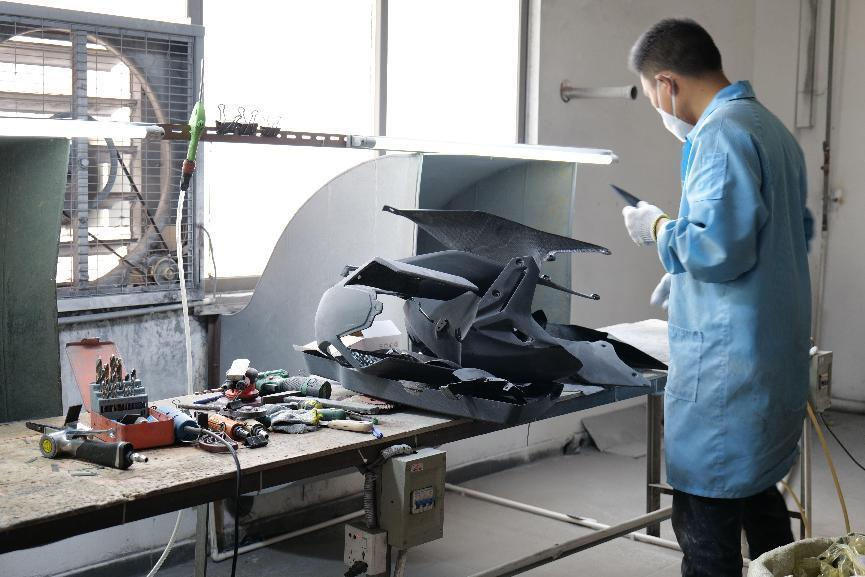 CSSVisita à fábrica do carro ----para aprender sobre a produção de produtos de fibra de carbono seca